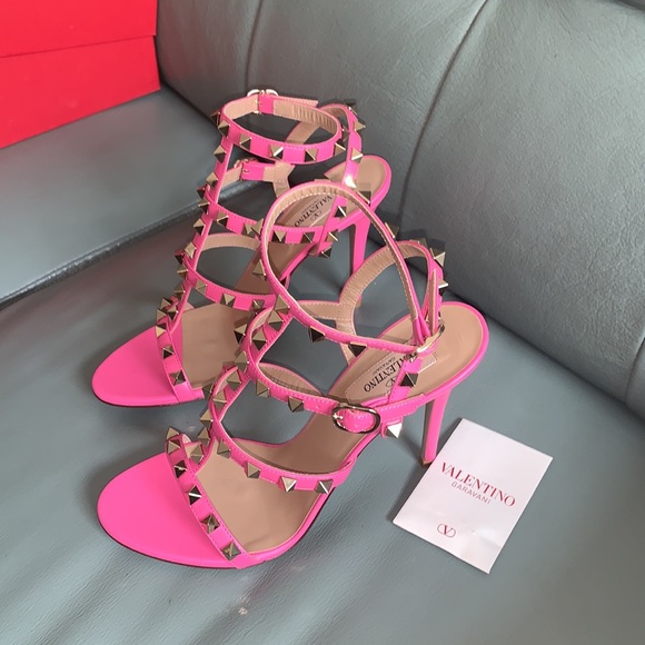 Valentino Garavani Rockstud T-Strap Sandal - Picture 6 of 12